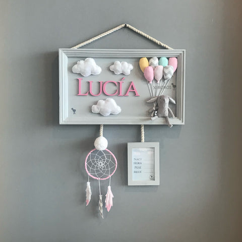 Conejito con globos y atrapasueños