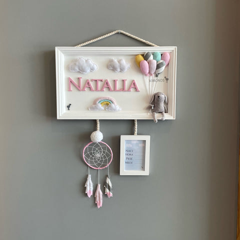Conejito con globos y atrapasueños