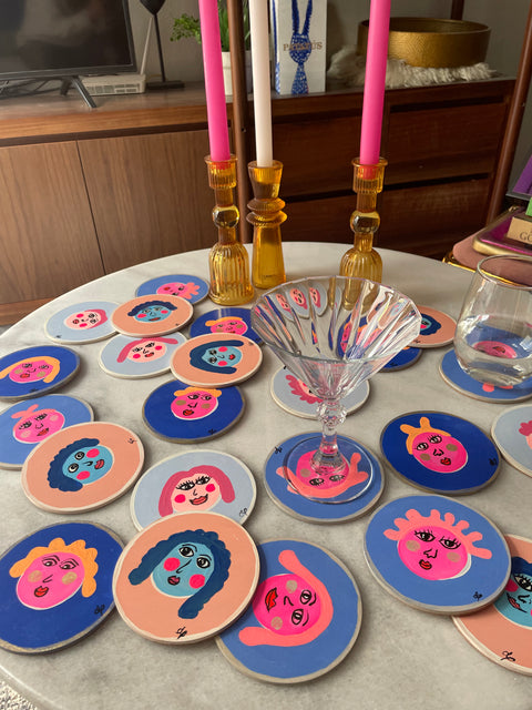 Set de portavasos peach con azul y chapas neón