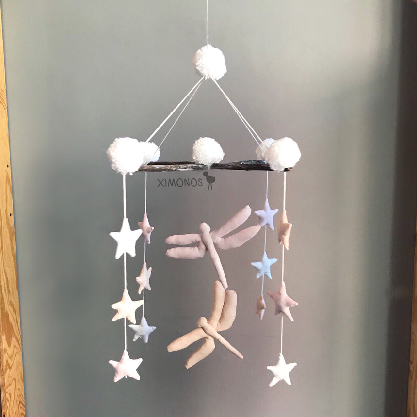Móvil de libélulas y estrellas